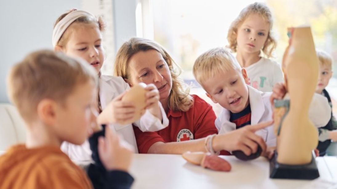 Spielerisch und altersgerecht werden die wichtigsten Erste-Hilfe-Kenntnisse vermittelt. © DRK / Willing-Holtz